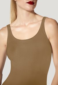 Body senza maniche marrone con una texture liscia e lucida, caratterizzato da un collo rotondo e spalline larghe.