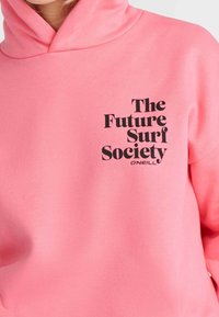 Rosa Hoodie aus weichem Stoff mit großem schwarzem Textdruck, der "The Future Surf Society" und den Markennamen "O’Neill" zeigt.