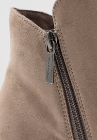 Tamaris Tronchetti - taupe