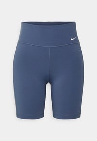 Modré sportovní šortky s vysokým pasem, s plochými švy, dlouhé po kolena a s malým bílým logem Nike na levém boku pasu.