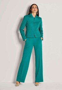 Turquoise textuur blazer met zakken en bijpassende wijde broek. Beide hebben een modern ontwerp met een getailleerde silhoutte en lange mouwen.