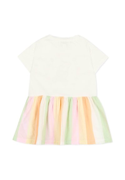 Witte jurk met korte mouwen en een geplooide rok met verticale pastelkleurige strepen in roze, oranje, groen en wit.