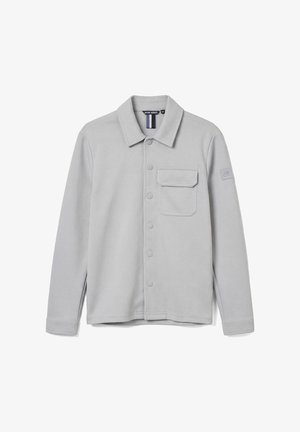 Lichtgrijze overhemdjas met lange mouwen, voor met drukknoopsluiting, een klepzak op de borst en een klein logopatch op de linkermouw.