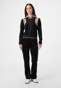 Fila ADRIANO  - Tygbyxor - black