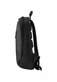Sac à dos noir avec un extérieur lisse et mat ; dispose d'un compartiment zippé et d'un dos rembourré pour plus de confort ; design élégant et ergonomique.