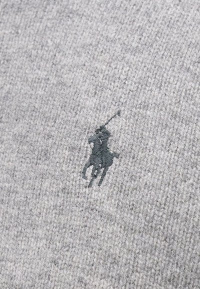 Suéter cinza de malha com tecido texturizado e um logótipo bordado contrastante de um jogador de polo em verde escuro.