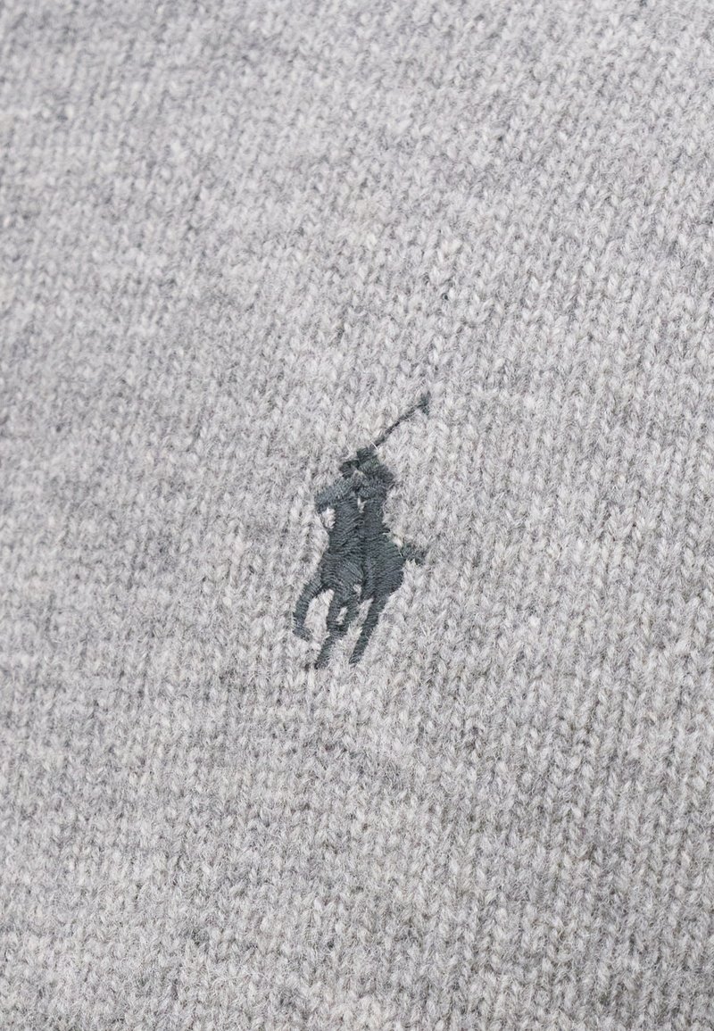 Suéter de punto gris con tejido texturizado y un logotipo bordado en contraste de un jugador de polo en verde oscuro.