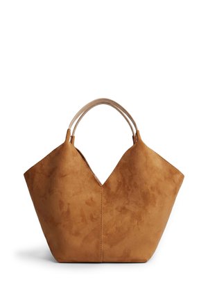 Borsa tote in camoscio marrone con due manici beige chiaro, fondo ampio e bordo superiore a forma di V su sfondo bianco.