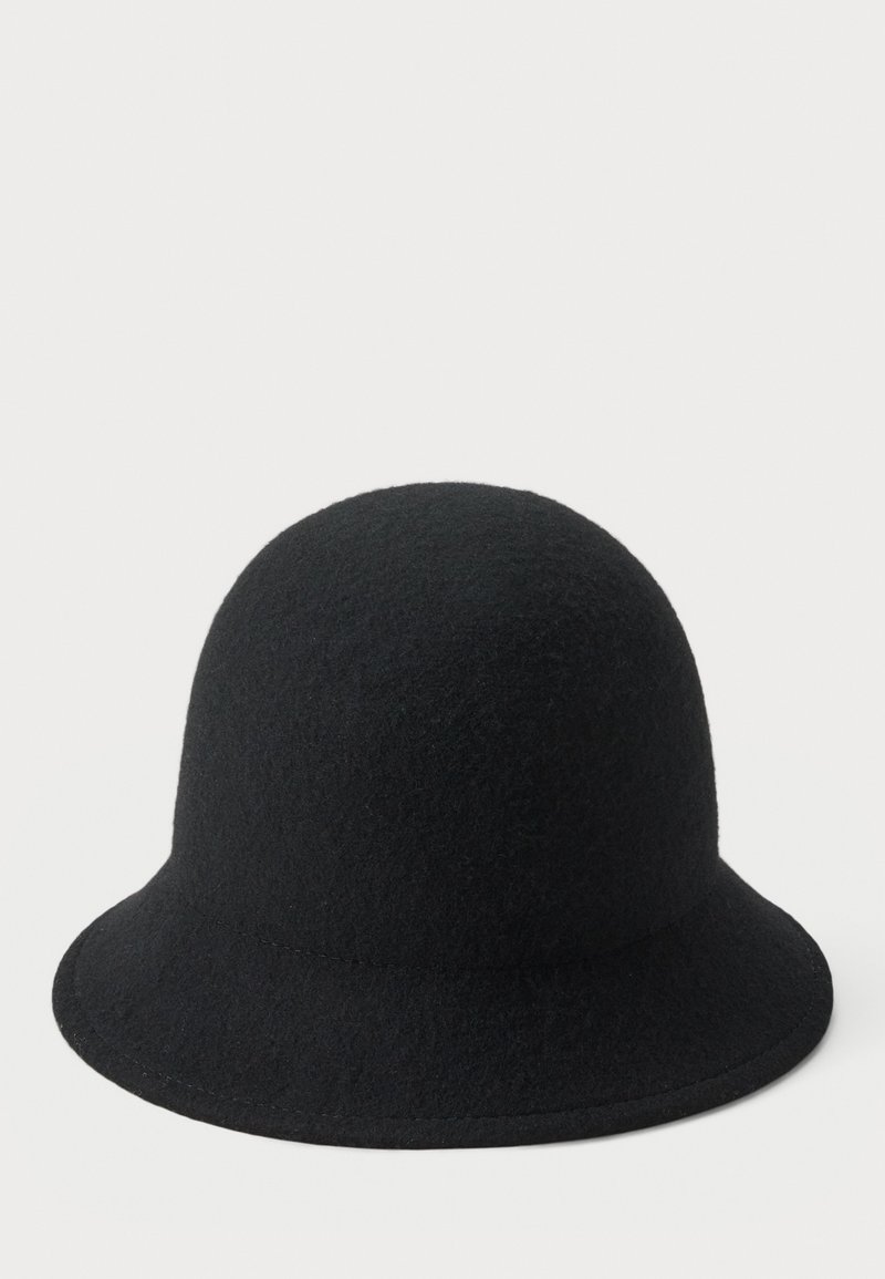 Chapeau cloche en feutre noir avec une couronne arrondie et un large bord légèrement courbé. Texture douce sans embellissements ni quincaillerie visibles.