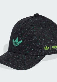 Černá kšiltovka s zelenými a modrými tečkami, zelené logo Adidas na přední straně a logo Minecraft na boku.