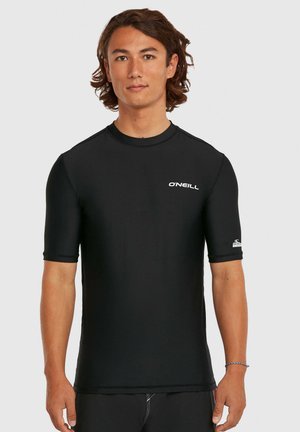 Zwart rash guard met korte mouwen en een ronde hals. Voorzien van een wit "O'Neill" logo op de borst en een stof met een gladde, rekbare textuur.
