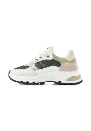 Flacher Sneaker mit weißer Sohle, beigem und schwarzem Mesh-Obermaterial, strukturierten Einsätzen und Schnürverschluss, seitlich auf weißem Hintergrund dargestellt.