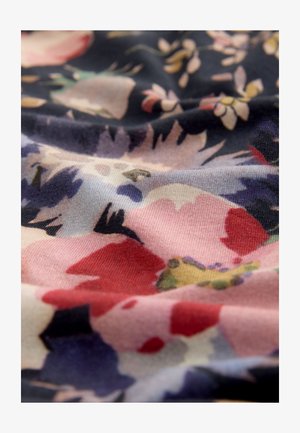 Material floral în albastru închis cu flori mari roz, roșii și galbene. Textură moale cu o ușoară sclipire și cădere fluidă.