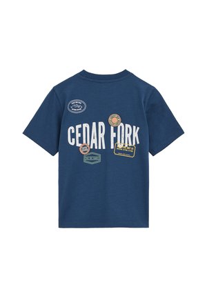 Tumesinine lühikeste varrukatega t-särk valge "CEDAR FORK" tekstiga ja mitmete väliteemaliste embleemidega seljal.