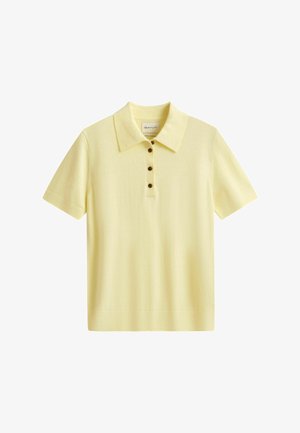 Lichtgeel poloshirt met korte mouwen, kraag en vier donkere knopen op de voorbies, weergegeven op een witte achtergrond.