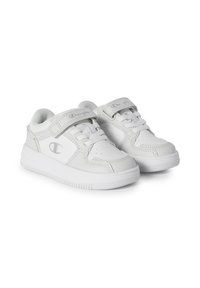 Białe sneakersy z syntetycznej skóry, z sznurowanym zapięciem, rzepem, perforowaną detalą na palcach oraz teksturowaną gumową podeszwą.