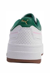 Hvite sneakers med grønn hæl, gulllogo og rosa accentlinje. Tekstilt materiale med perforeringer på sidene, gummisåle.