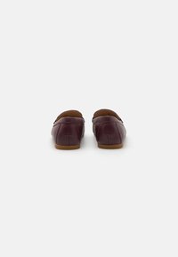 Lauren Ralph Lauren AVERI III FLATS LOAFER - Jalga libistatavad jalanõud - pinot noir