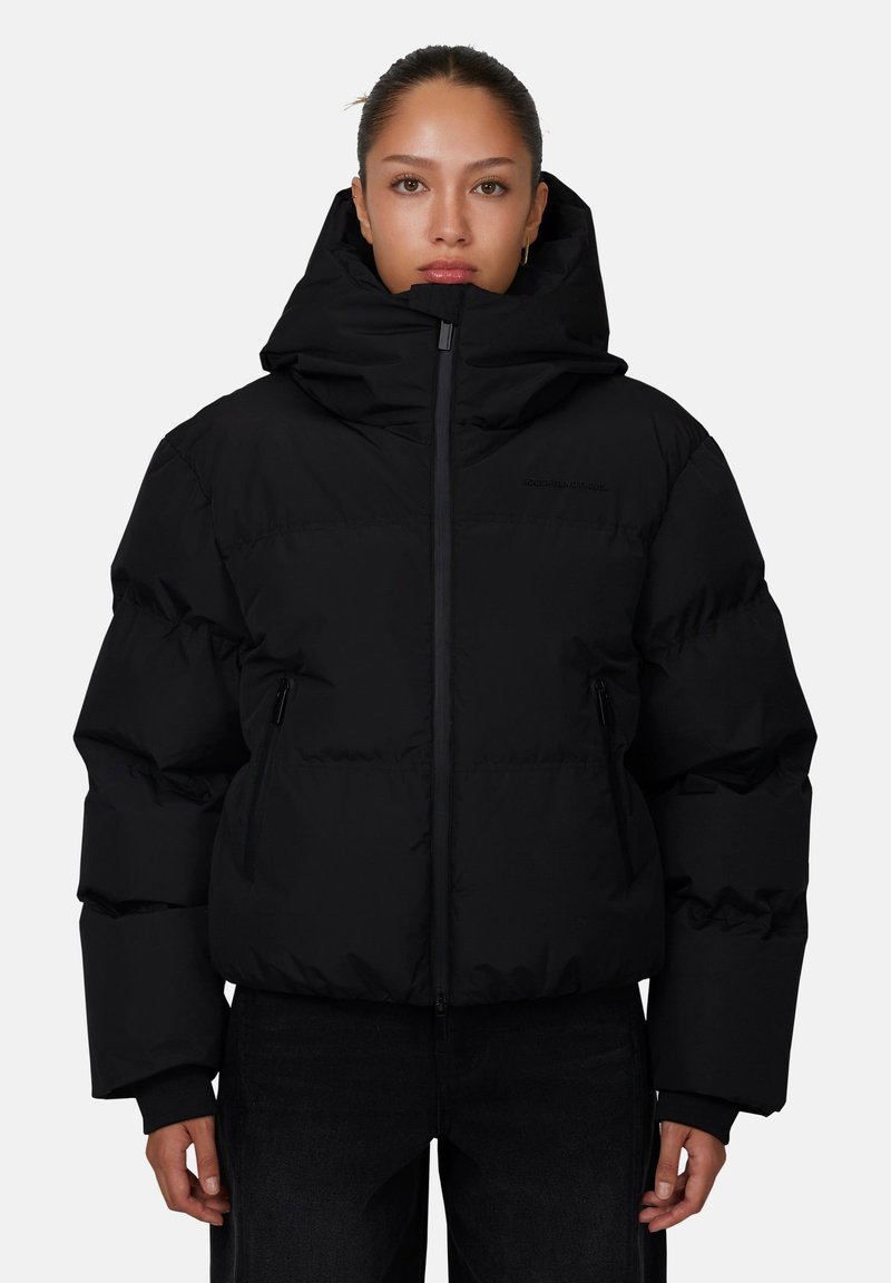 Czarna puchowa kurtka z kapturem, zapinana na zamek, z bocznymi kieszeniami i pikowaną teksturą. Posiada wzmocnione szwy i luźny krój.