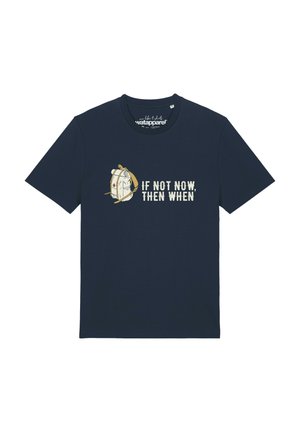 T-shirt bleu marine avec un petit motif de sac à dos et le texte « "If not now, then when" » au centre devant.