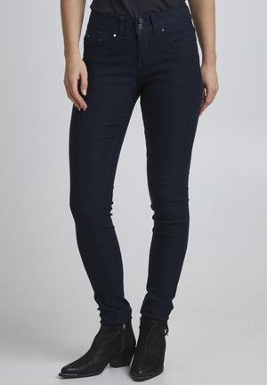 Schlanke Jeans aus dunkelblauem Denim mit glatter Textur. Verfügt über zwei Fronttaschen, zwei Gesäßtaschen und einen Zweiknopfverschluss an der Taille.