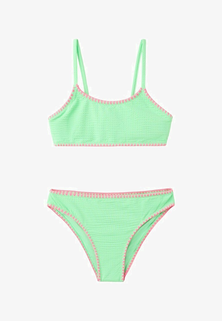 Bikini texturé vert menthe avec bordure zigzag rose, comprenant un haut court à fines bretelles et un bas taille haute assorti.