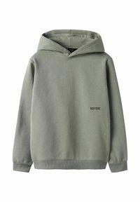 Hoodie van zachte olijfgroene stof. Voorzien van geribbelde manchetten en zoom, met zwarte tekst "REVER.Y." op de voorkant.