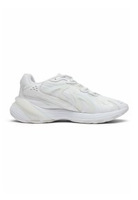 Sneaker atletica bianca con tomaia in mesh e sintetico, caratterizzata da un motivo texturizzato, una suola ammortizzata e lacci piatti.