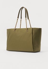 Borsa a spalla verde oliva realizzata in tessuto morbido, con doppi manici in pelle e dettagli in catena dorata, caratterizzata da una forma rettangolare ampia.
