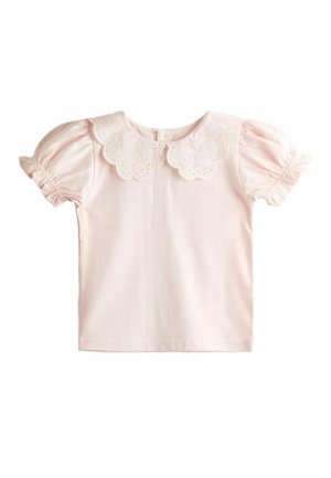 Svetloružová blúzka s krátkym rukávom, nafúknutými rukávmi a krajkovým golierom so zúbkovaným okrajom na bielom pozadí.