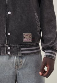 Mitchell & Ness NBA CHICAGO BULLS OVERSIZED VARSITY JACKET - Vereinsmannschaften - black