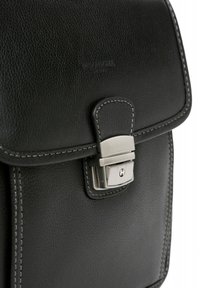 Borsa in pelle nera con finitura testurizzata, dotata di chiusura a scatto in argento e cuciture a contrasto lungo i bordi.