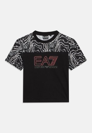 Tricou negru decupat cu mâneci și partea superioară a pieptului cu imprimeu zebra, având logo-ul EA7 Emporio Armani roșu și alb în centrul frontal.