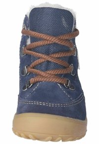 Zapato de senderismo de ante azul marino con cordones marrones, ojales metálicos y suela de goma. Presenta una lengüeta de tela texturizada y un forro de felpa blanca.