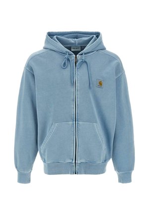 Jasnoniebieska bluza z kapturem i zamkiem błyskawicznym, z trokami w kapturze, kieszeniami na przodzie i małym logo Carhartt na lewym piersi.