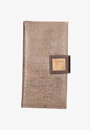 Portefeuille en cuir gris texturé avec une touche de marron. Présente une forme rectangulaire et une bordure cousue avec un patch de marque.