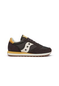 Sneaker in suede marrone con un accento in pelle bianca, tallone giallo, lacci neri e suola intermedia bianca. Presenta un classico profilo da scarpa da corsa.