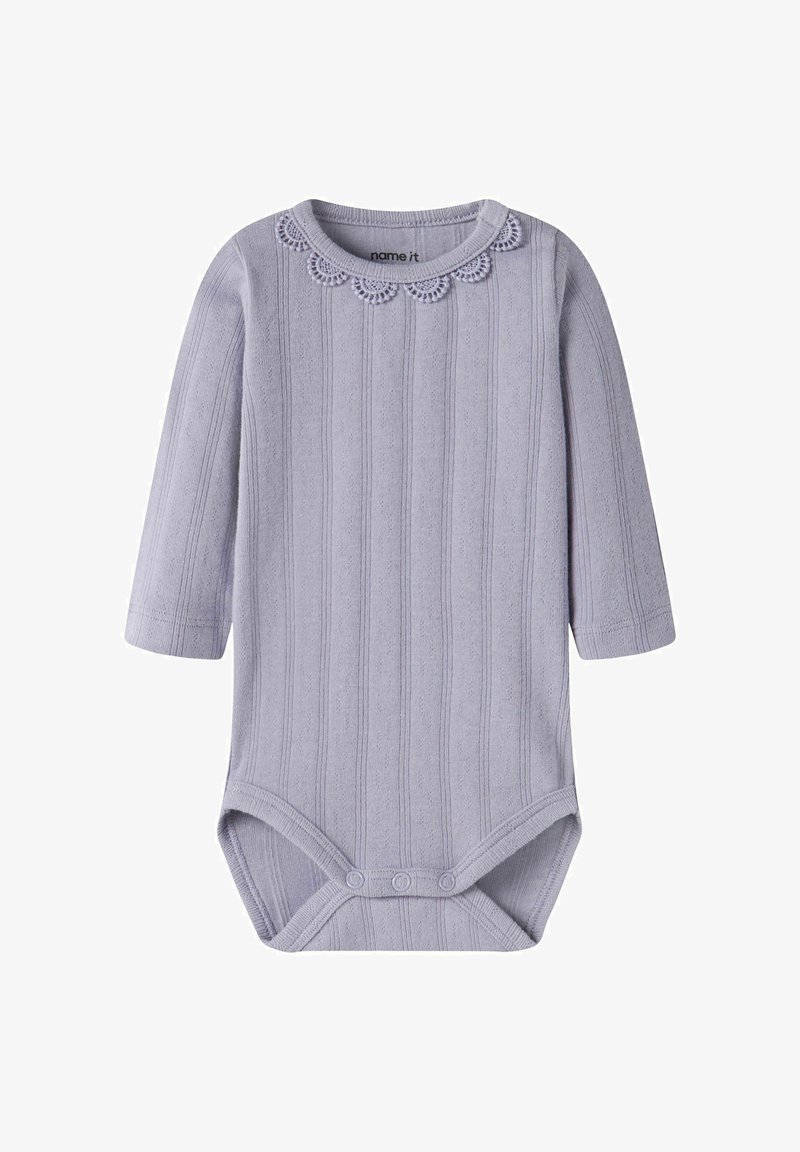 Body bébé à manches longues côtelé violet clair avec boutons-pression au bas et bordure en dentelle festonnée au niveau de l'encolure ronde.