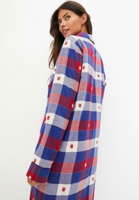 bonprix MIT KNOPFLEISTE - Camicia da notte - red