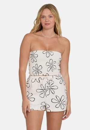 Góra bez ramiączek z marszczeniami w kolorze białym z czarnym kwiatowym wzorem; pasujące szorty z wiązanym w talii sznurkiem i podobnym kwiatowym motywem. Miękka, lekka tkanina.