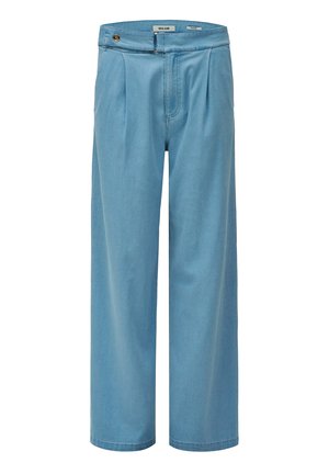 Pantalones de mezclilla de corte ancho en azul claro, con pliegues en la parte frontal, cierre de botón y cremallera para un ajuste seguro.