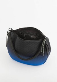 Czarna i niebieska torebka gradientowa charakteryzuje się teksturowanym heksagonalnym wzorem, okrągłym kształtem oraz plecionym uchwytem z dekoracyjnymi akcentami.