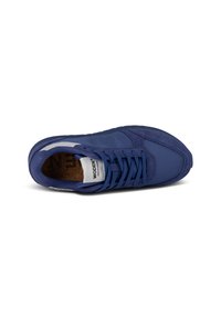 Scarpa sportiva blu con tomaia in sintetico liscio, accenti in suede, pannelli testurizzati e soletta in sughero. Presenta chiusura con lacci e logo.