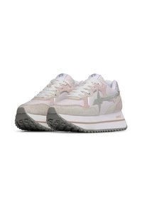 Scarpe da ginnastica rosa chiaro e grigie con una tomaia testurizzata, dettagli argentati, lacci bianchi e una suola spessa bianca e grigia.