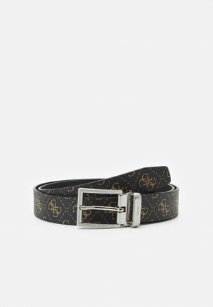 Schwarzer Gürtel mit goldfarbenen gemusterten Logos und einer glänzenden silbernen rechteckigen Schnalle mit kleinem "Guess"-Logo.