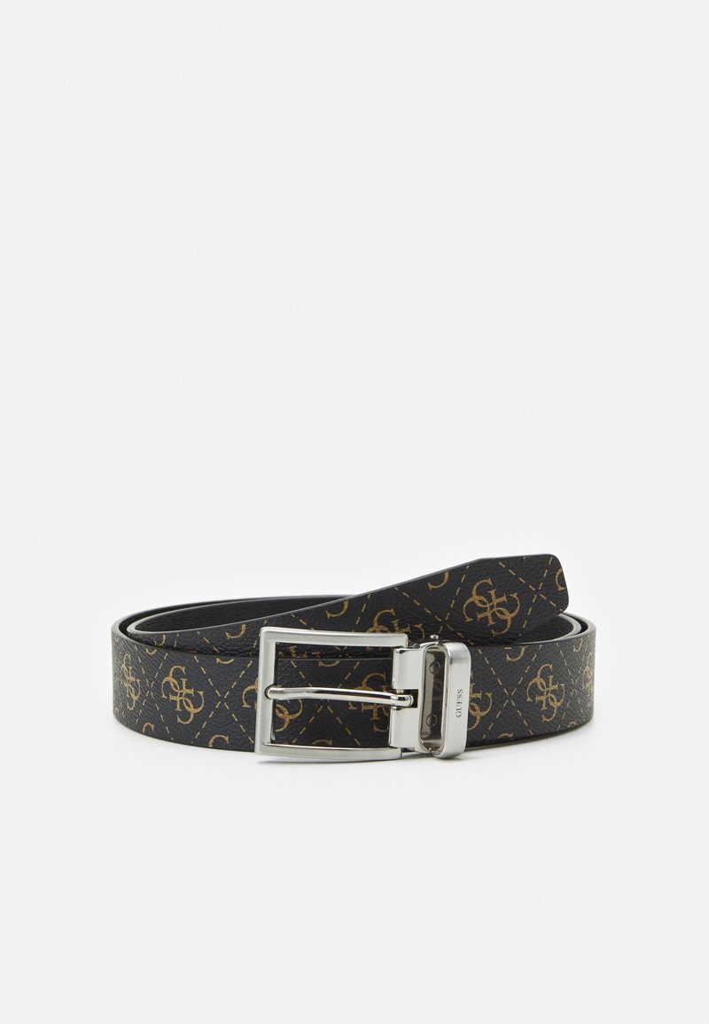 Ceinture noire avec des logos à motifs dorés et une boucle rectangulaire argentée brillante avec un petit logo "Guess".