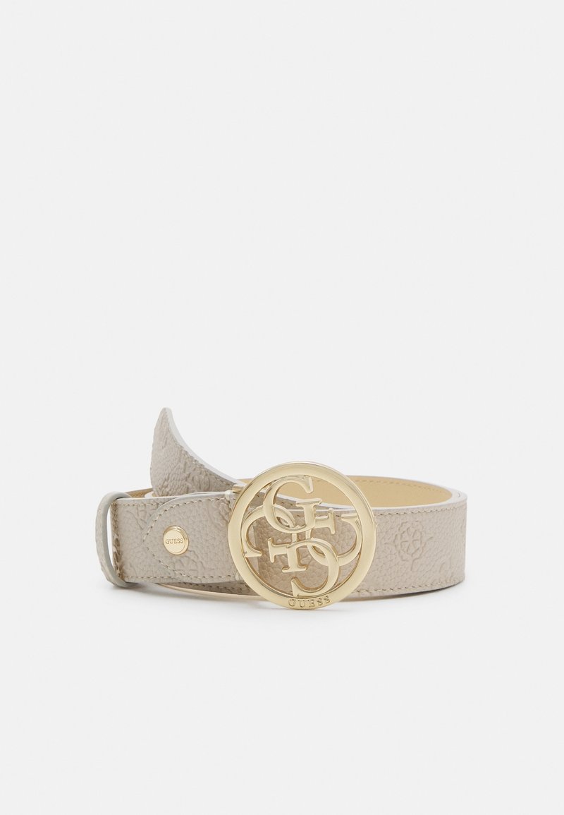 Ceinture en cuir beige texturée avec une boucle ronde dorée ornée de lettres entrelacées et un petit logo Guess sur la sangle.
