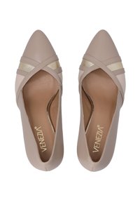 Beige lodičky s špičatou špičkou a křížovými popruhy, zdobené metalickým akcentem, s hladkým koženým svrškem a výřezovým designem na boku.