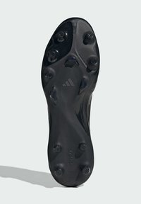 Μαύρη σόλα ποδοσφαιρικού παπουτσιού με καλουπωμένα καρφιά για πρόσφυση, υφή με ραβδώσεις και εμφανές λογότυπο "COPA".