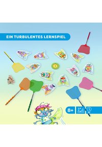 Kleurrijke plastic peddels in geel, groen, rood en roze omringen genummerde vissen-vormige kaarten op een blauwe achtergrond. Spel logo zichtbaar in de hoek.